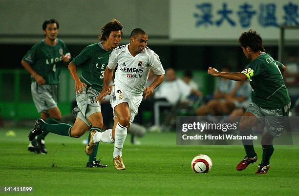 Ronaldo of Real Madrid competes for the ball against Atsushi Yoneyama and Lee Gang-Jin of Tokyo Verdy 1969 during the pre-season friendly match...