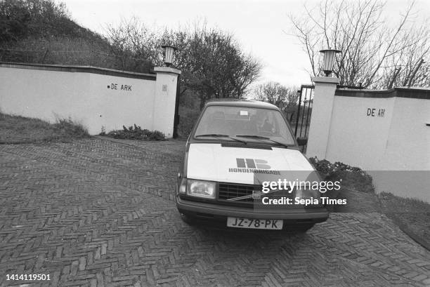 After the abduction of director Freddy Heineken of Heineken beer brewery, the entrance to his house in Noordwijk is guarded by a car of the dog...