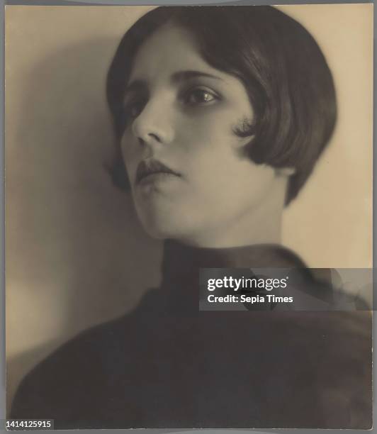 Portrait of María Marín de Orozco, Tina Modotti, Mexico-Stad paper, gelatin silver print, height 215 mm × width 187 mm.