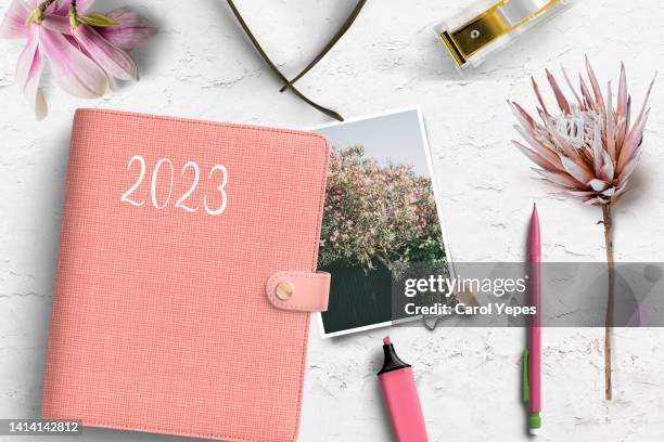 top view  2023 planner in feminine workspace - interior coche photos et images de collection