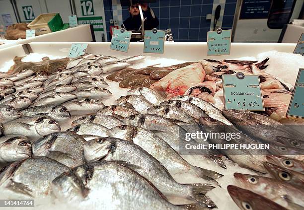 Photo prise le 15 mars 2012 à Hazebrouck, dans un super marché de l'enseigne Carrefour d'un rayonnage de poissons. AFP PHOTO / PHILIPPE HUGUEN