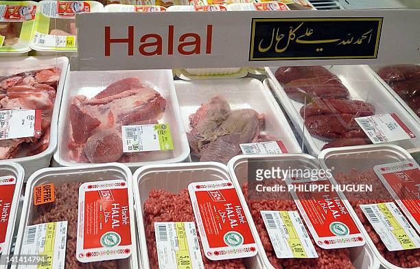 Photo prise le 15 mars 2012 à Hazebrouck, dans un super marché de l'enseigne Carrefour d'un rayonnage de viande Halal. AFP PHOTO / PHILIPPE HUGUEN