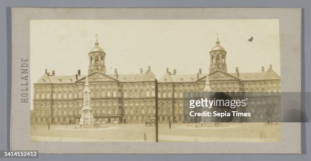 Koninklijk Paleis op de Dam, Amsterdam, Palais du Roi sur le Dam a Amsterdam , Hollande , The Royal Palace with in front of it the Monument in memory...