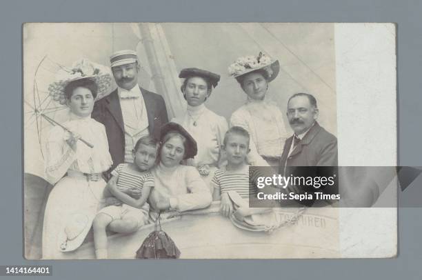 Studio portrait of a family, anonymous, Hongarije, c. 1900 - in or before 1907, photographic support, height 89 mm × width 116 mm.