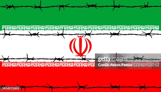 barbed wire on the background of the iranian flag - irán fotografías e imágenes de stock