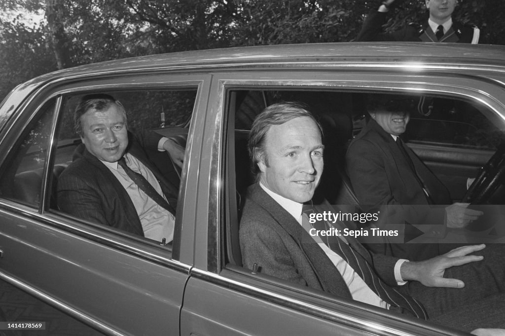 The intended ministers Jan Terlouw with behind him Marcel van Dam in the car upon arrival at the Catshuis during the cabinet formation