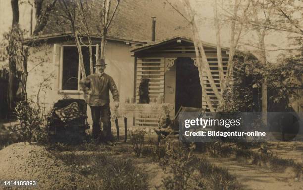 Mann mit Hut im Garten vor seinem Haus, ca 1900, Magdeburg, Deutschland, Sachsen-Anhalt, Ansicht um ca 1910, digitale Reproduktion einer historischen...