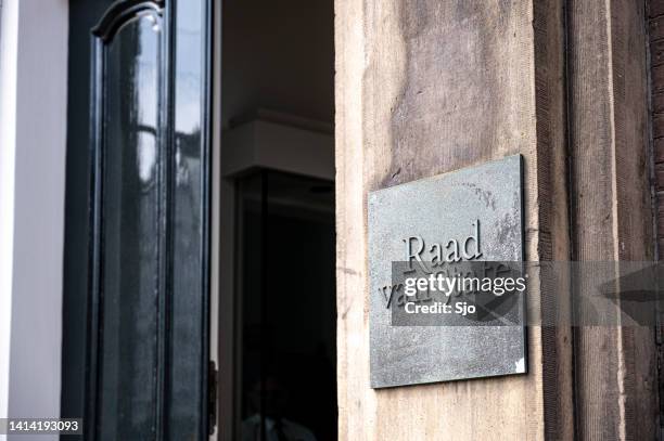raad van state dutch supreme court building entrance in the hague - toestand stockfoto's en -beelden