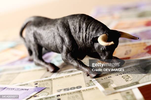 stock exchange indian currency bull market - indian economy business and finance fotografías e imágenes de stock