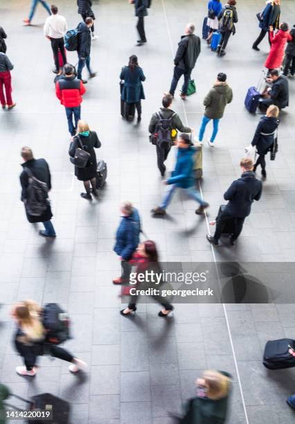 pasajeros en el vestíbulo de la estación - british culture walking fotografías e imágenes de stock
