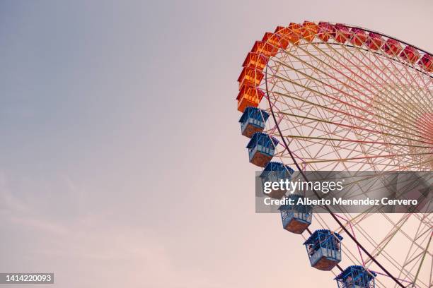 amusement park at sunset - big wheel stock pictures, royalty-free photos & images