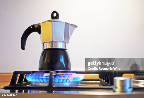 traditional italian coffee maker on gas stove - moka foto e immagini stock