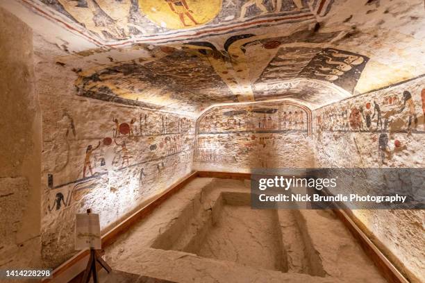 the tomb of ramses ix, valley of the kings, luxor, egypt. - cenotáfio imagens e fotografias de stock