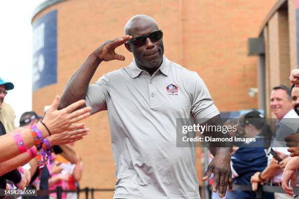 Hall of Fame running back Terrell Davis does his famous Mile High Salute as he is introduced prior to the Pro Football Hall of Fame Enshrinement on...