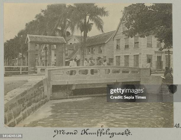 Mond Knuffelsgracht , Bridge at the beginning of the Knuffelsgracht in Paramaribo, on the bridge is a group of people. Part of the photo album...