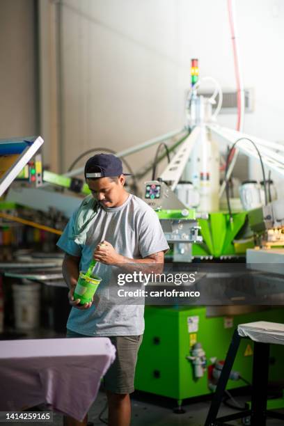 portrait of paolo mixing paint - screen printing tshirt stock pictures, royalty-free photos & images