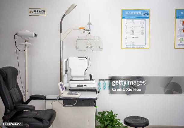 optometry desk - eye doctor office bildbanksfoton och bilder