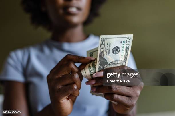 primer plano de una mujer contando dinero - billete de banco fotografías e imágenes de stock