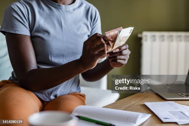 primer plano de una mujer contando dinero - currency exchange fotografías e imágenes de stock