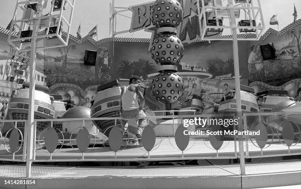 Ride Operator Building Amusement Park Ride Operator Photos and Premium High Res Pictures ...