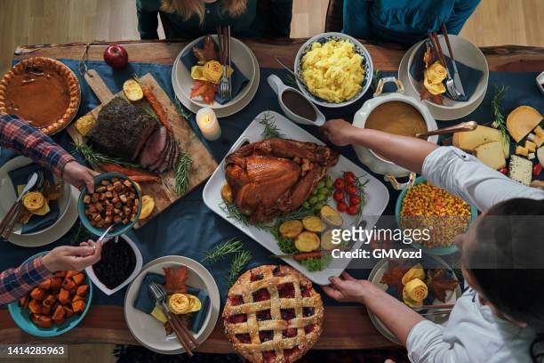 gefüllter truthahn für thanksgiving-feiertage mit kürbis, erbsen, pekannuss, beerenkuchen, käsevariationen und anderen zutaten - thanks giving meal stock-fotos und bilder