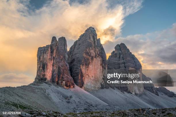 stunning tre cime di lavaredo at sunset, dolomites, italy - drei zinnen stock-fotos und bilder