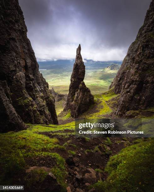 quiraing needle, isle of skye - isle of skye foto e immagini stock