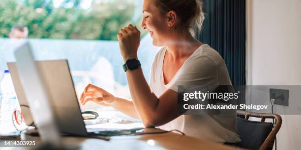 menschen, die im digitalen büro arbeiten, mädchen, die computer für die arbeit und e-learning verwenden. weibliches porträt von frauen in innenräumen, die online mit laptop arbeiten. person mit smartwatch, die auf der tastatur tippt. - student girl using laptop computer and smart phone stock-fotos und bilder