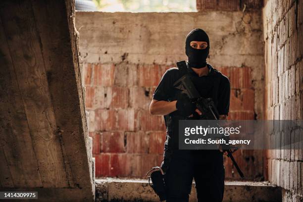 soldado de las fuerzas especiales - terrorist fotografías e imágenes de stock