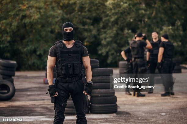 swat-team-soldat - skimaske stock-fotos und bilder