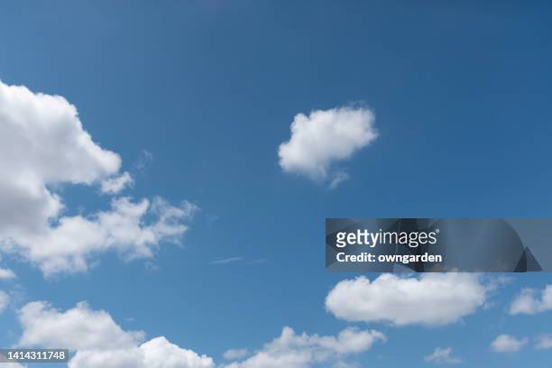 white colour clouds against blue sky - himmel wolken stock-fotos und bilder
