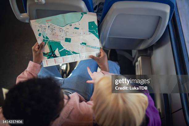 tourists get acquainted with the map of the city, before they reach their destination. - säte bildbanksfoton och bilder