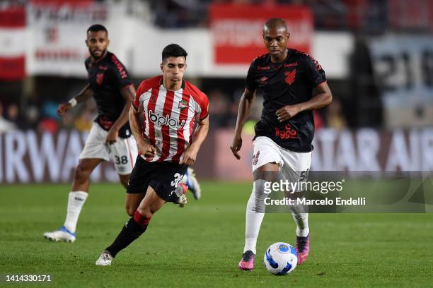 Fernandinho of Athletico-PR controls the ball against Jorge Rodríguez of Estudiantes during a Copa CONMEBOL Libertadores 2022 quarter final second...