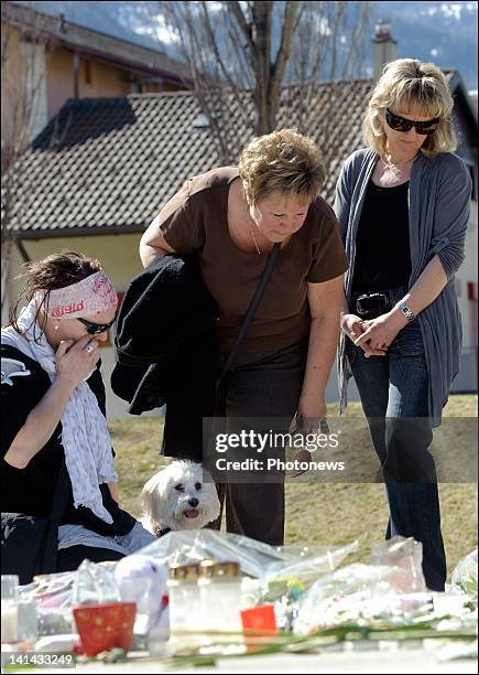 People visit the roof of Sierre's motorway tunnel with flowers and drawings to pay tribute to the victims of the crash on March 16, 2012 in Sierre,...