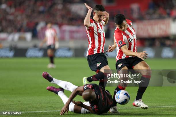 Fernandinho of Athletico-PR falls down as he battles for possession with Emmanuel Más of Estudiantes during a Copa CONMEBOL Libertadores 2022 quarter...