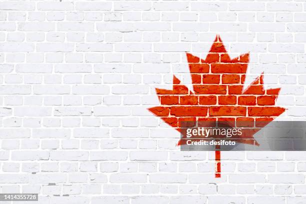 落書きとして1つの赤いカナダ国旗メープルリーフフラッグデザインで塗装されたグランジ効果水平白いレンガの壁 - カナダ国旗点のイラスト素材／クリップアート素材／マンガ素材／アイコン素材