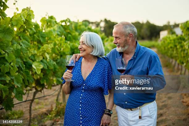 personas mayores felices caminando por el viñedo con vino - tour of catalonia fotografías e imágenes de stock