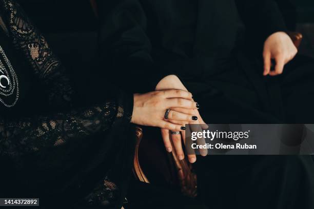 wedding photo of holding hands with rings. - esmalte de uñas negro fotografías e imágenes de stock