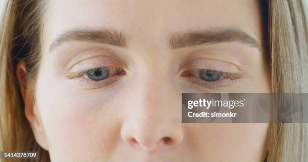 pensativa joven mujer - mirar hacia abajo fotografías e imágenes de stock