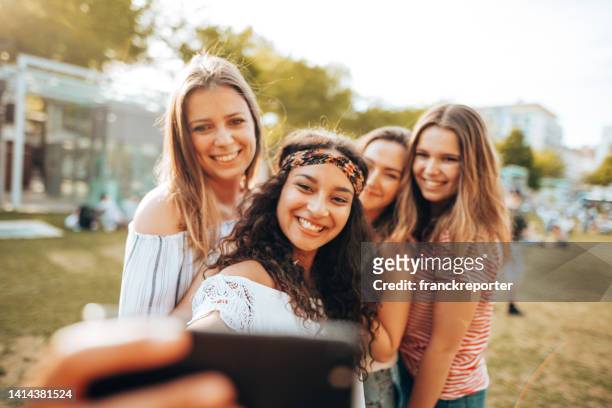 amigos toman un selfie en el parque - folk fotografías e imágenes de stock