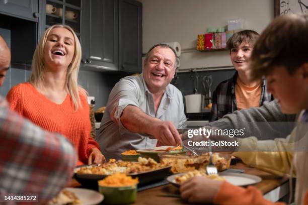 das ist das leben - familienessen stock-fotos und bilder