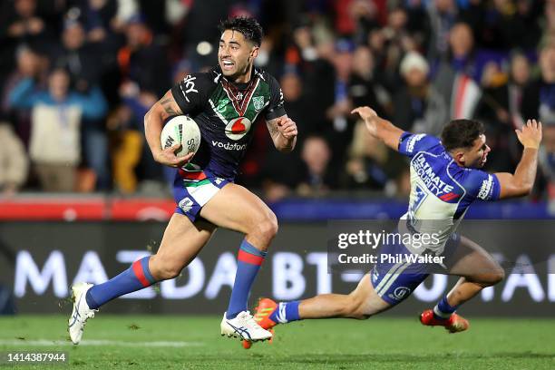 Shaun Johnson of the Warriors makes a break to score a try during the round 22 NRL match between the New Zealand Warriors and the Canterbury Bulldogs...