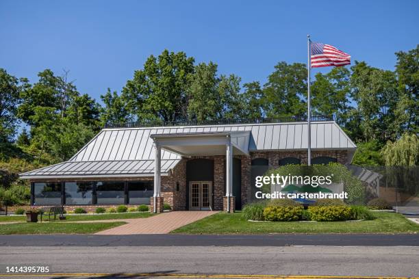 bestattungsinstitut mit amerikanischer flagge - leichenbestatter stock-fotos und bilder