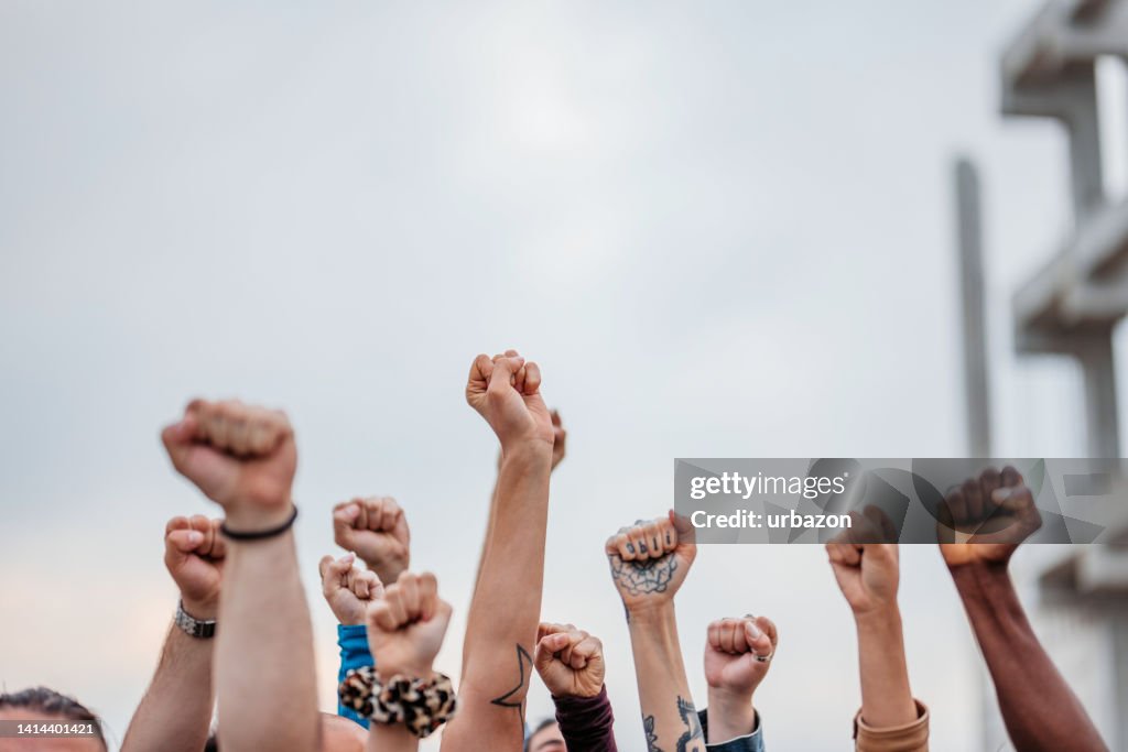 Manifestantes levantando puños