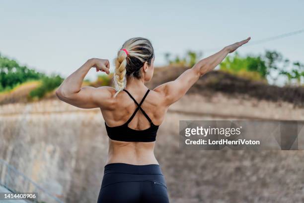 building a stronger body and a healthier lifestyle - menselijke spier stockfoto's en -beelden