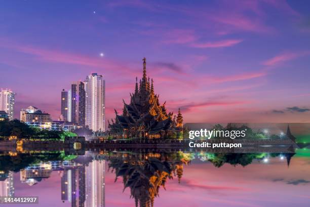 the sanctuary of truth "the largest wooden castle in the world, sanctuary of truth with beautiful sunset in pattaya, thailand - strand pattaya stock-fotos und bilder
