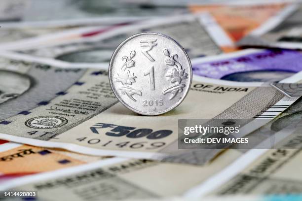 rupee coin on indian currency notes - indian rupee coin stock-fotos und bilder