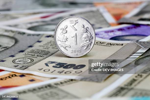 rupee coin on indian currency notes - indian economy business and finance fotografías e imágenes de stock