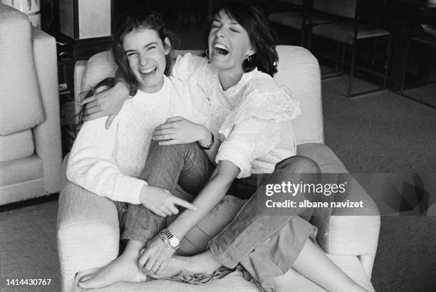 La chanteuse et actrice Marie Laforet et sa fille Lisa Azuelos en 1980.