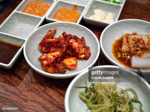 korean food: pickled crab with chili sauce and appetizer - chilli crab 個照片及圖片檔